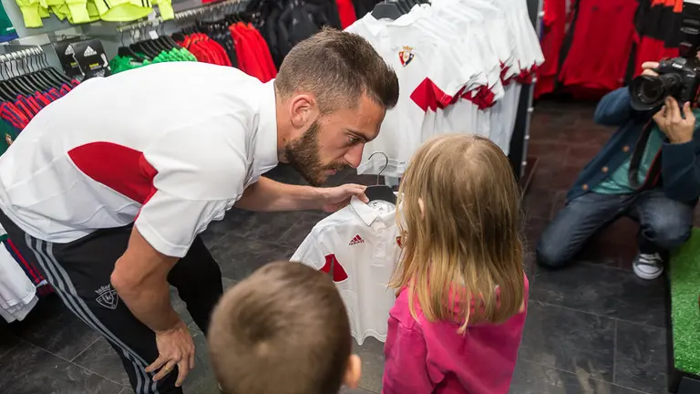 Los jugadores de Osasuna Roberto Torres, Tano y Kike Barja presentan el polo osasunista para los próximos sanfermines (20). IÑIGO ALZUGARAY