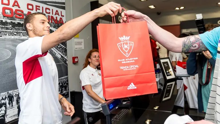 Los jugadores de Osasuna Roberto Torres, Tano y Kike Barja presentan el polo osasunista para los próximos sanfermines (27). IÑIGO ALZUGARAY