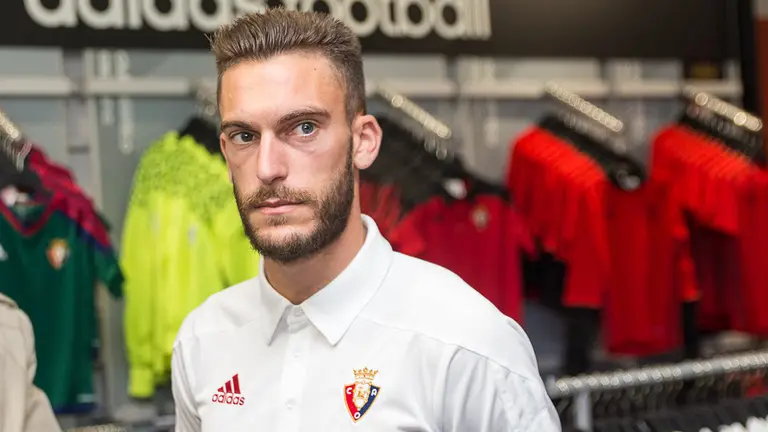 Los jugadores de Osasuna Roberto Torres, Tano y Kike Barja presentan el polo osasunista para los próximos sanfermines (28). IÑIGO ALZUGARAY