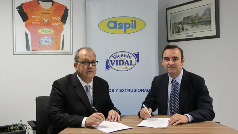 Firma del acuerdo entre el club Ribera Navarra y la empresa Aspil Vidal.