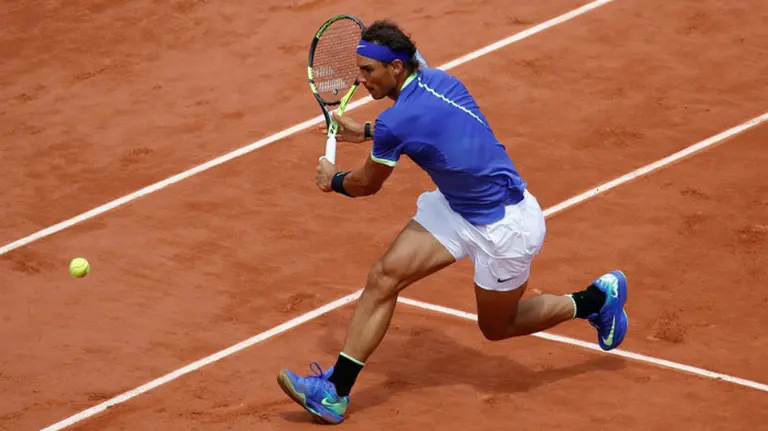 Nadal en acción ante Carreño en Roland Garros.