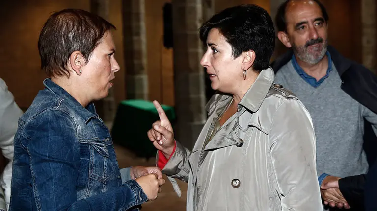 La presidenta del Gobierno de Navarra, Uxue Barkos, habla con la portavoz María Solana. EFE