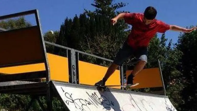 Ignacio Echeverría, asesinado en el atentado de Londres, con su monopatín en una imagen difundida por su familia en redes sociales E.E.