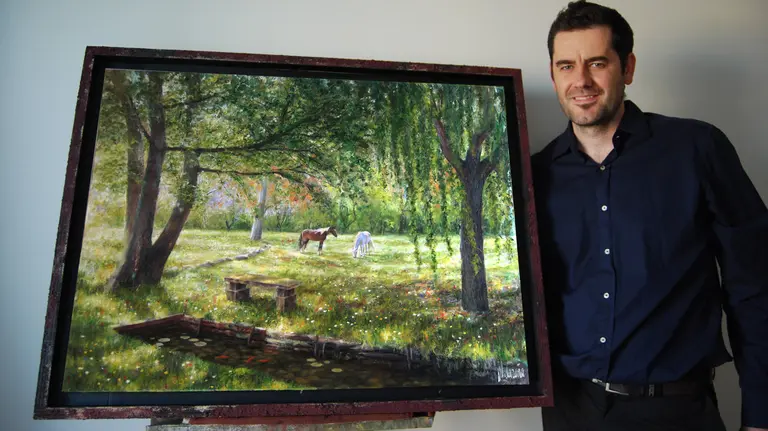 Miquel Cazaña posa con una de sus obras, que presentará en la exposición 'Destellos'