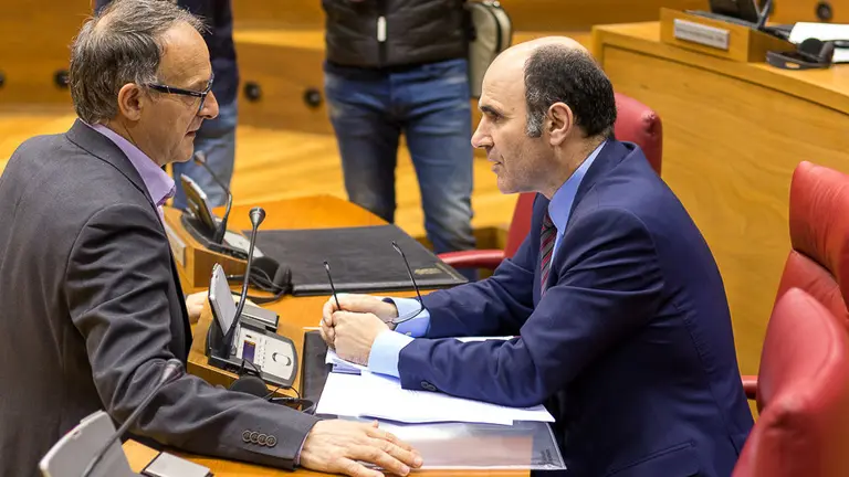 Pleno del Parlamento de Navarra. Adolfo Araiz y Manu Ayerdi (01). IÑIGO ALZUGARAY