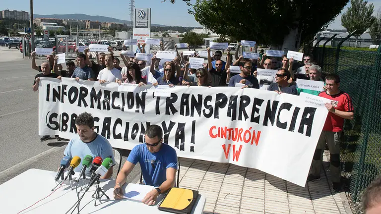 _Cinturón solidario de VW Navarra_, se concentra en denuncia de la situación de incertidumbre que viven estas empresas. PABLO LASAOSA01