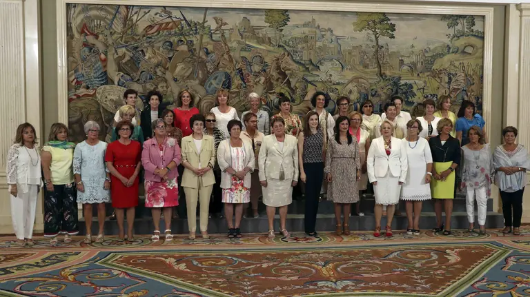 La reina Letizia posa junto a una representación de la Asociación Colectivo de Cultura Popular Alhama, de la localidad navarra de Cientruénigo, a quienes ha recibido en audiencia en el Palacio de la Zarzuela. EFE/Sergio Barrenechea