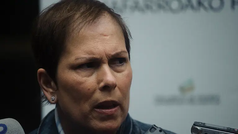 La presidenta del gobierno Uxue Barcos compadece ante los medios de comunicación. MIGUEL OSÉS (1)