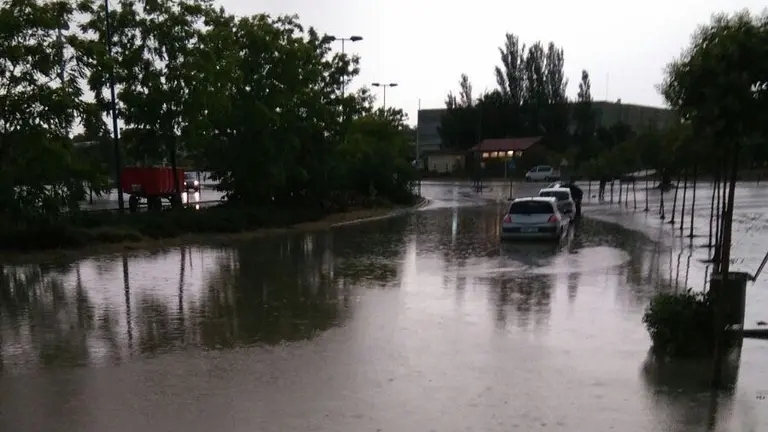 Imágenes del exterior del velódromo de Tafalla anegado de agua tras la lluvia registrada el pasado 8 de junio. NAVARRA (7)