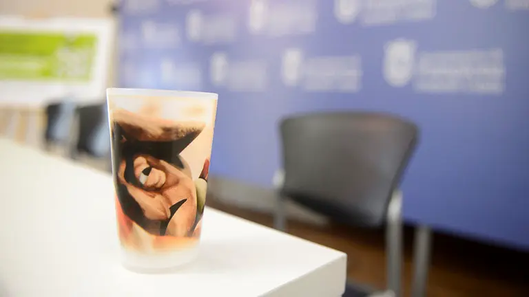 El Ayuntamiento de Pamplona presenta el sistema para el uso del vaso reutilizable en las fiestas de San Fermín. PABLO LASAOSA03