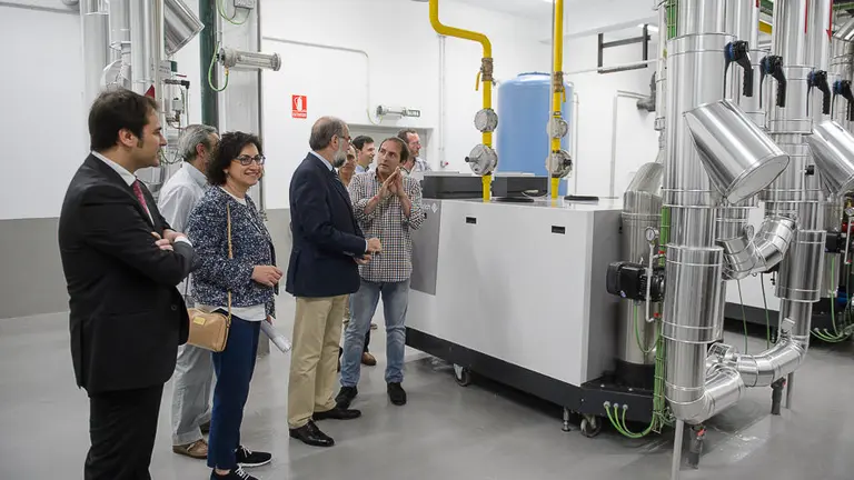 El consejero de Salud, Fernando Domínguez, vista las nuevas instalaciones térmicas de la Clínica Ubarmin. PABLO LASAOSA05