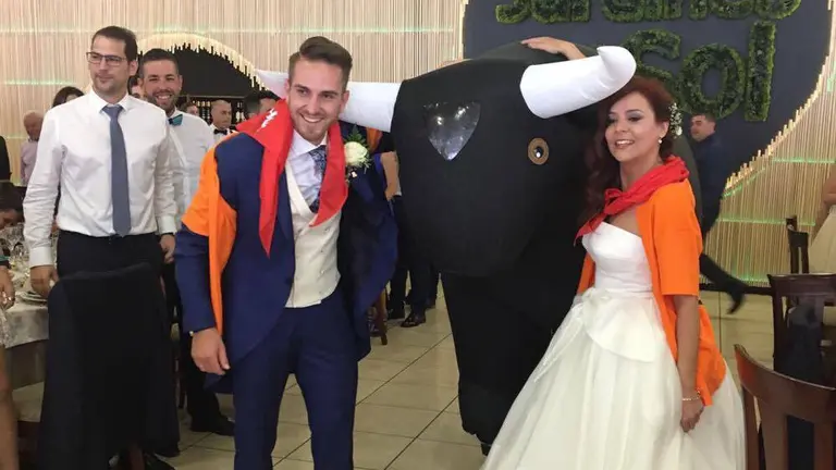 Germán y Mariana sorprenden a los invitados a su boda con una recreación del encierro de Sanfermines en pleno banquete nupcial. CEDIDA