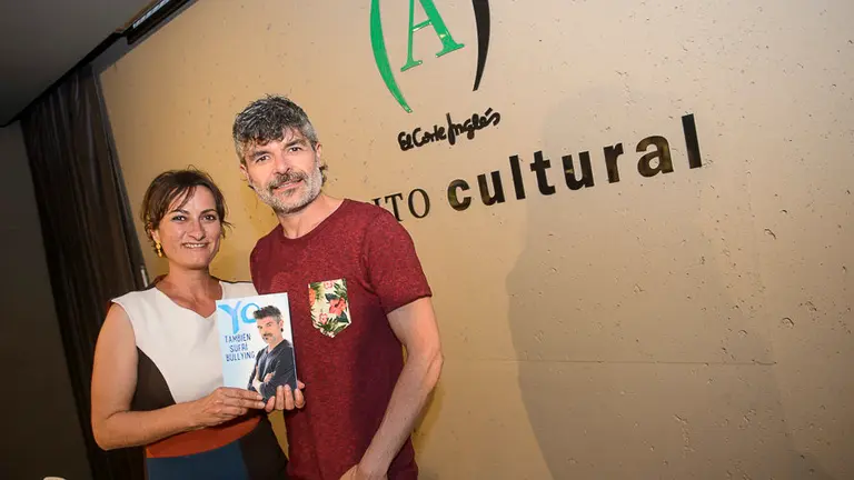 Versátil Ediciones y El Corte Inglés presentan el libro _Yo también sufrí bullying_, de Nacho Guerreros y Sara Brun. PABLO LASAOSA05