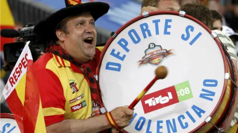 Manolo el del bombo animando a la selección española.