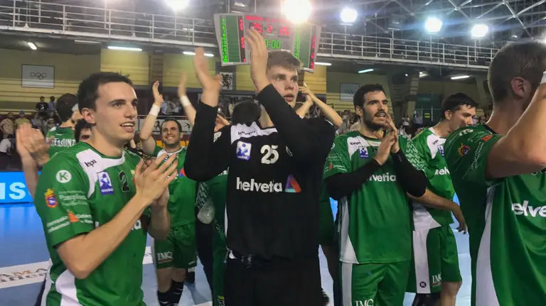 Los jugadores del Helvetia celebran el pase a semifinales. Twitter asobal.