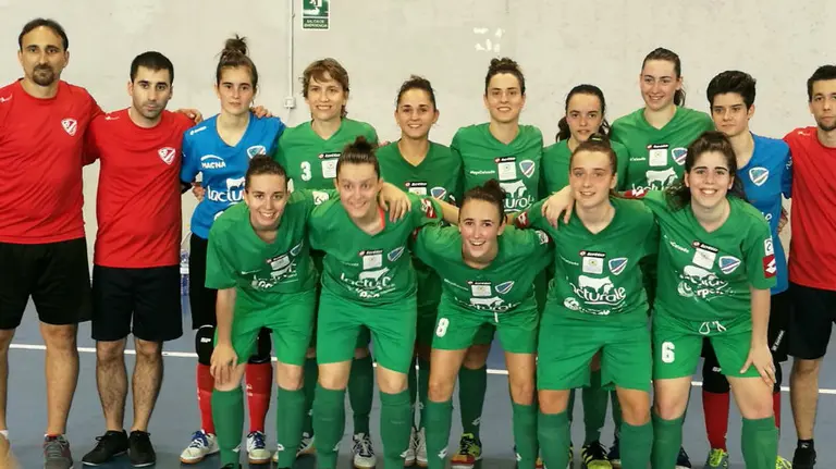 Equipo del Orvina en la pista gaditana. Twitter.