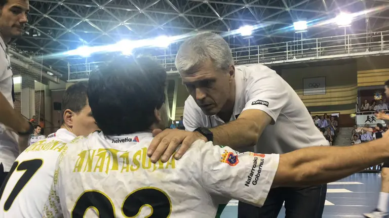 Juanto Apezetxea habla con sus jugadores en León.