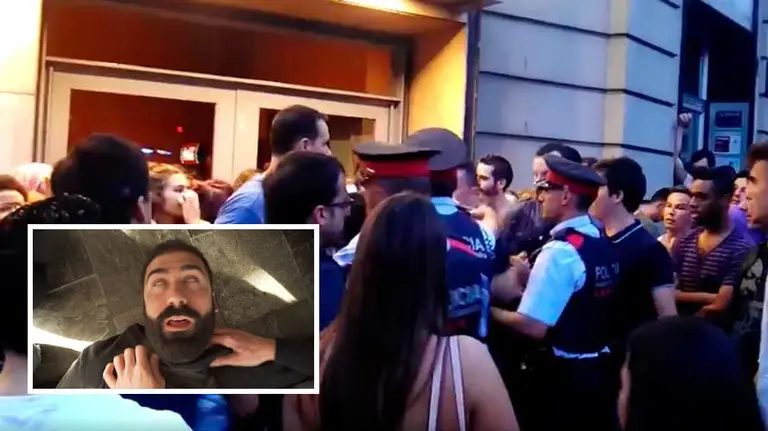 Concentración en las puertas del Teatro Borràs de Barcelona antes de la función de Jorge Cremades junto a la imagen de uno de sus vídeos TWITTER