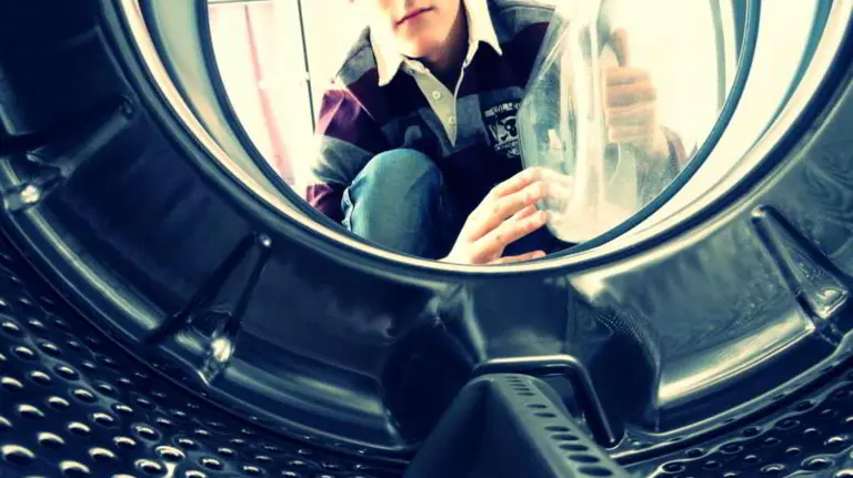 Un hombre revisa una lavadora ARCHIVO