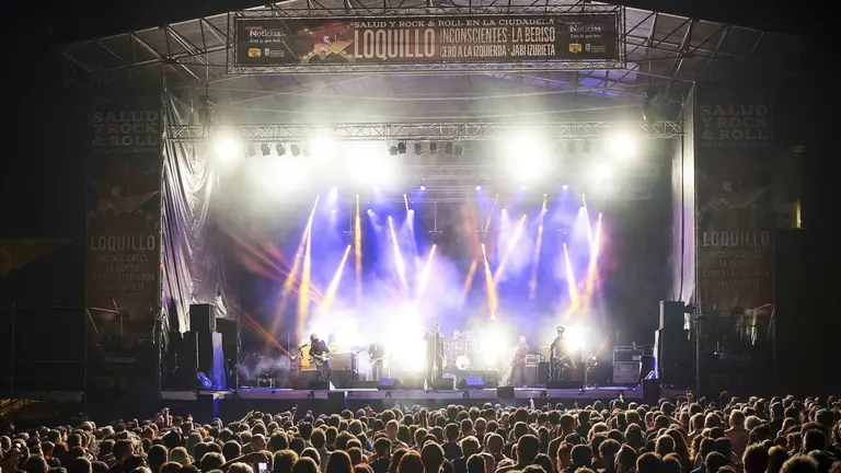 El cantante Loquillo durante el concierto que ha ofrecido este sábado en La Ciudadela, en Pamplona, dentro del Festival Salud y RocknRoll. EFE/Daniel Fernández