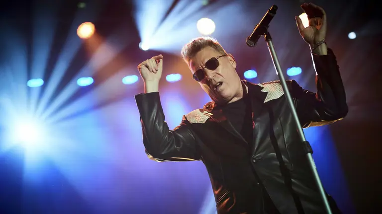 El cantante Loquillo durante el concierto que ha ofrecido este sábado en La Ciudadela, en Pamplona, dentro del Festival Salud y RocknRoll. EFE/Daniel Fernández