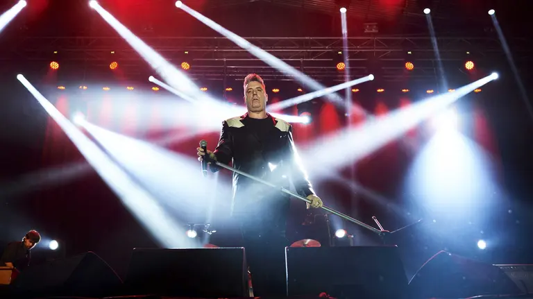 El cantante Loquillo durante el concierto que ha ofrecido este sábado en La Ciudadela, en Pamplona, dentro del Festival Salud y RocknRoll. EFE/Daniel Fernández