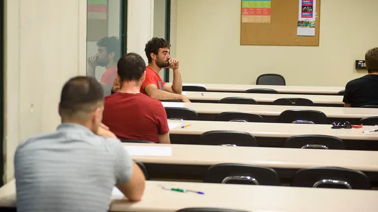 Prueba teórica de la oposición convocada para 15 plazas en el servicio de Bomberos de Navarra. PABLO LASAOSA 06