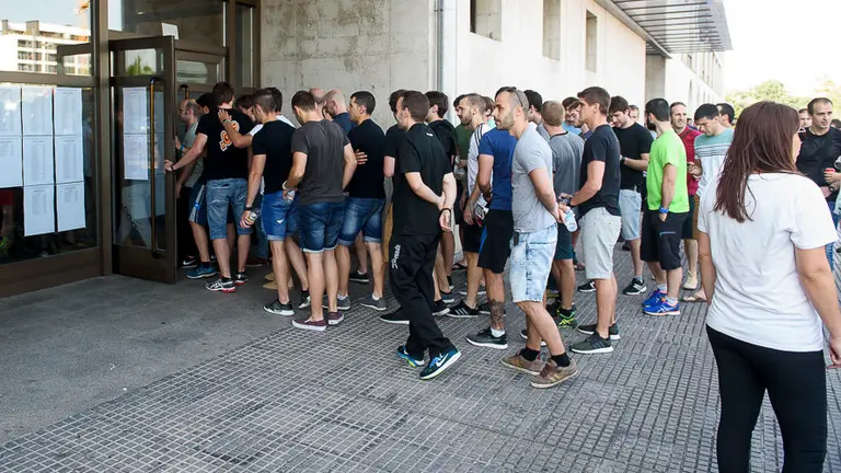 Prueba teórica de la oposición convocada para 15 plazas en el servicio de Bomberos de Navarra. PABLO LASAOSA 03