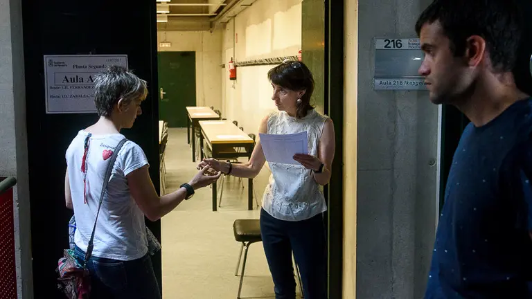 Prueba teórica de la oposición convocada para 15 plazas en el servicio de Bomberos de Navarra. PABLO LASAOSA 04