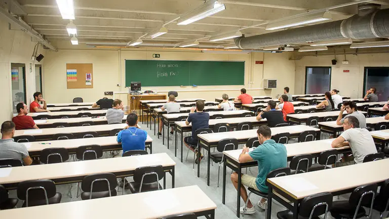 Prueba teórica de la oposición convocada para 15 plazas en el servicio de Bomberos de Navarra. PABLO LASAOSA 08