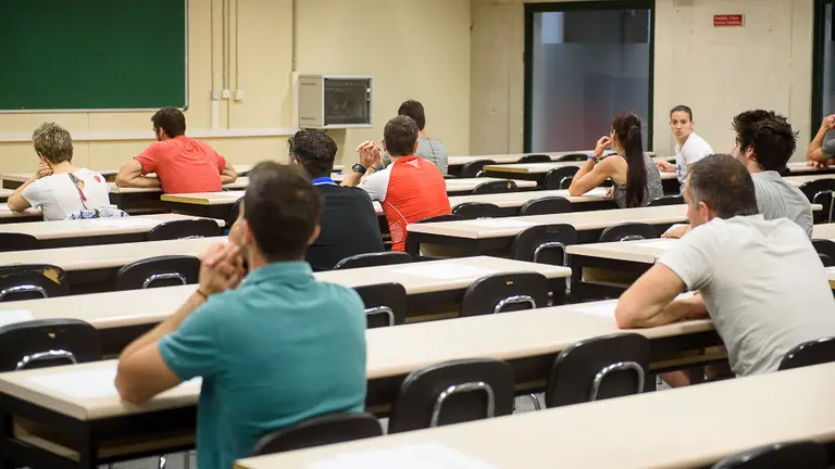 Prueba teórica de la oposición convocada para 15 plazas en el servicio de Bomberos de Navarra. PABLO LASAOSA