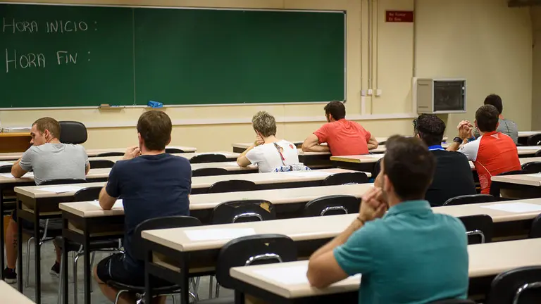 Prueba teórica de la oposición convocada para 15 plazas en el servicio de Bomberos de Navarra. PABLO LASAOSA 12