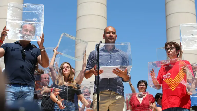 Pep Guardiola, en el momento de subir al estrado con una urna. TV