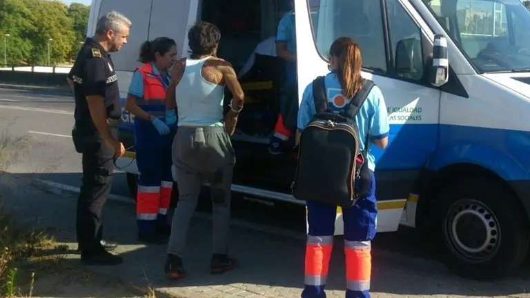 Imagen del momento en el que han trasladado de nuevo al hospital al hombre huído de las dependencias médicas donde era atendido tras sufrir una descarga eléctrica EP