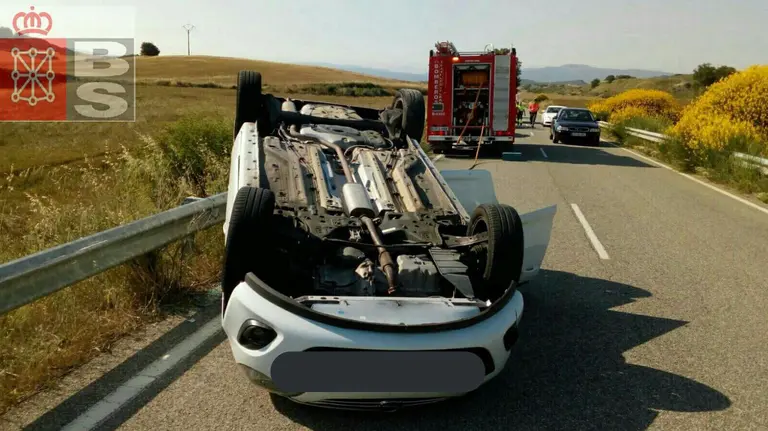 Vuelco de un coche en la carretera NA-7320 en Lácar BOMBEROS DE NAVARRA