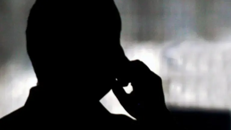 Una persona desconocida habla por teléfono.