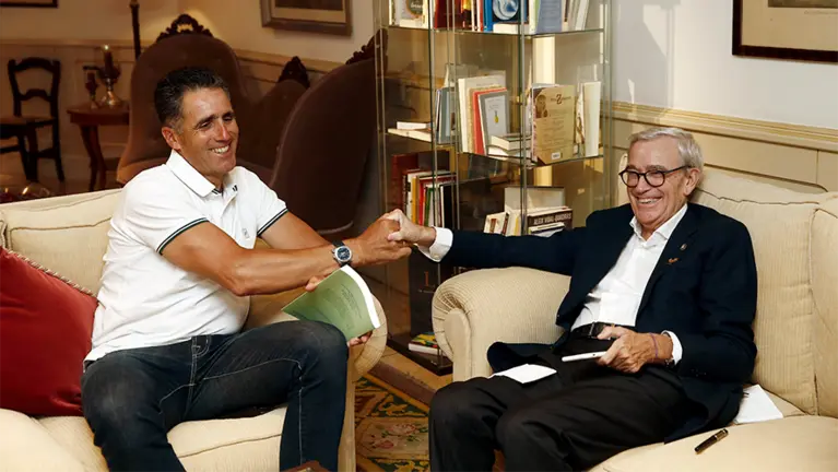 Un instante del encuentro que han mantenido Miguel Induráin y Francisco Luzón, para recabar el apoyo del ciclista navarra en favor de los afectados por la ELA.