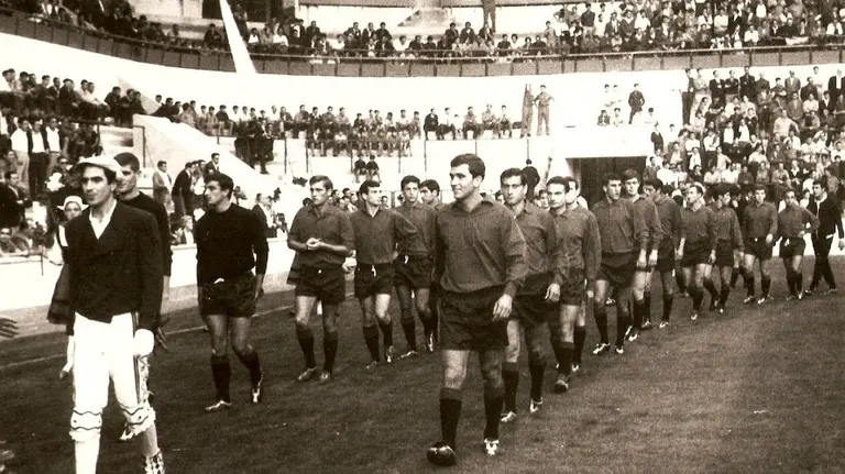 Dantzaris y jugadores rojillos dan la vuelta de honor al nuevo Sadar.