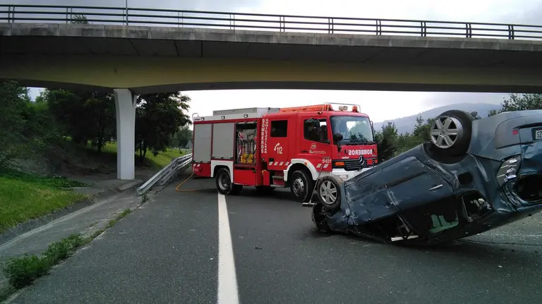 Vuelco de un coche en Lakunza en el que han resultado heridas dos personas.