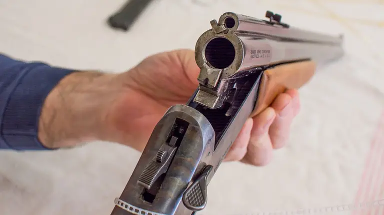 Un hombre con una escopeta de caza entre las manos. ARCHIVO