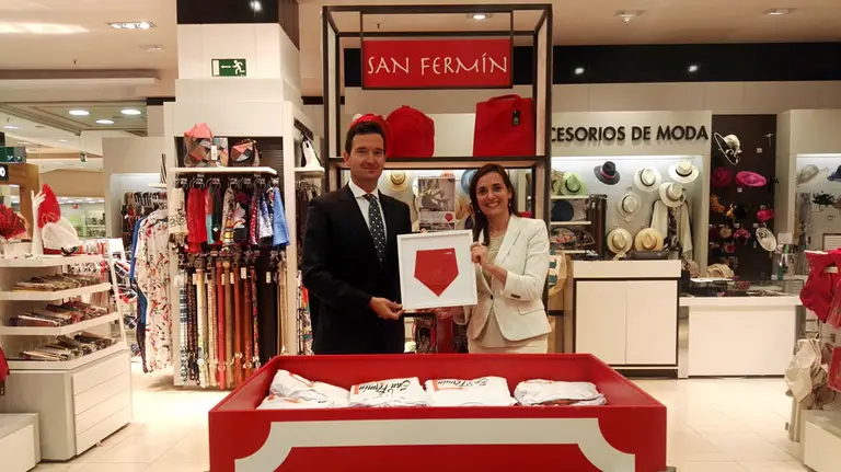 La presentación del pañuelo solidario de la fundación Vicente Ferrer en el Corte Inglés de Pamplona.