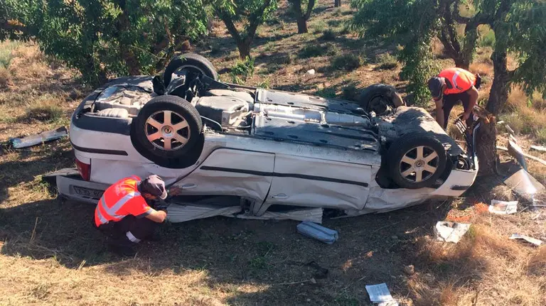 La Policía Foral trabaja en una salida de vía en Cascante.