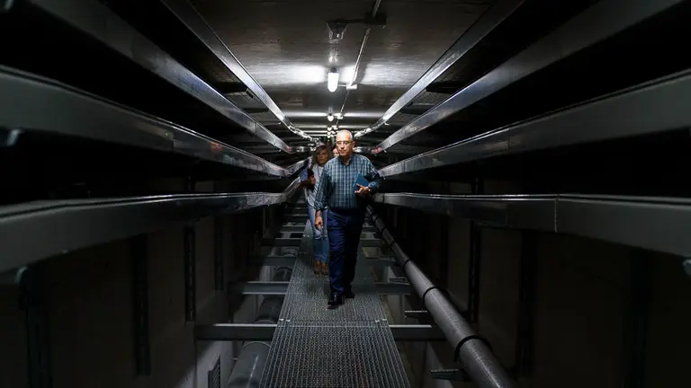 Miembros de la comisión y la gerencia de urbanismo del Ayuntamiento de Pamplona, visitan las obras de reparación de la tercera fase de Lezkairu y la galería. PABLO LASAOSA 09
