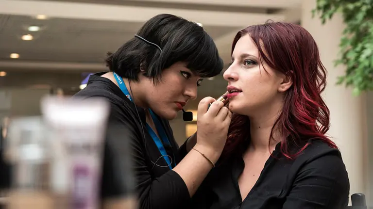 El taller de maquillaje de E.Leclerc y L'Oreál reunió a más de 50 asistentes. CEDIDA