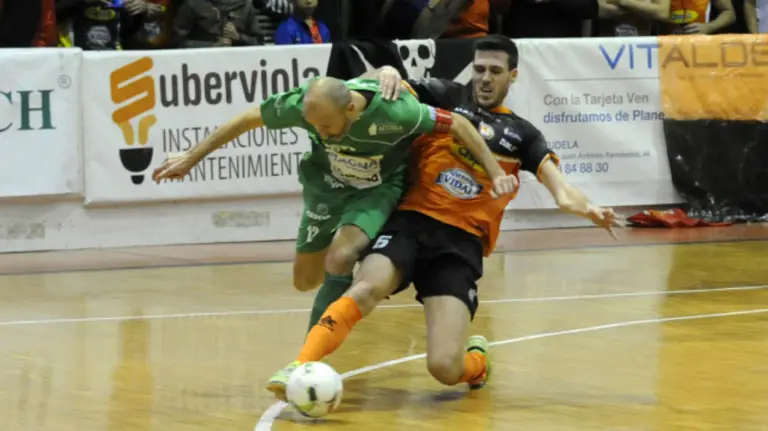 Luisma en pugna con Javi Eseverri en Tudela.