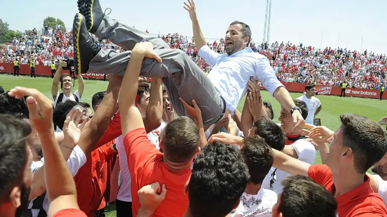 Diego Martínez es manteado por sus jugadores en Sevilla. Foto Sevilla CF.