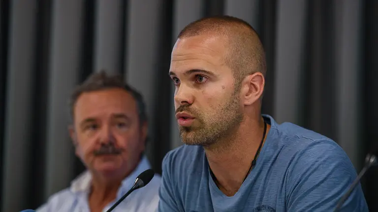 El pelotari navarro Aitor Zubieta ofrece una rueda de prensa acompañado por el administrador único de la empresa Aspe, Fernando Vidarte. PABLO LASAOSA 02