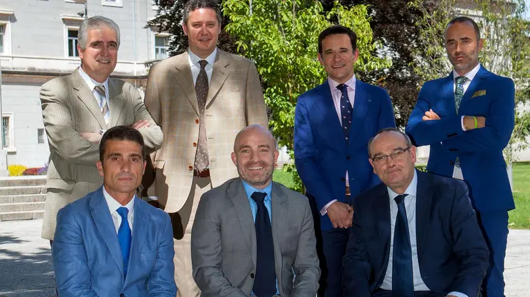 De izquierda a derecha, detrás, Juan Manuel Irache (Farmacia UNAV), Igor Errasti (Administrador General UNAV), Gustavo Pego (Emprendimiento UNAV) y Héctor Barbarin (CNTA)