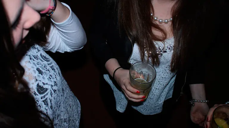 Varias adolescentes realizan botellón durante la noche. ARCHIVO.