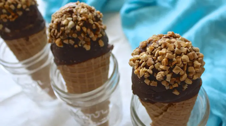 Los tres jóvenes robaron siete kilos de helado del kiosco de las piscinas municipales de Azagra.
